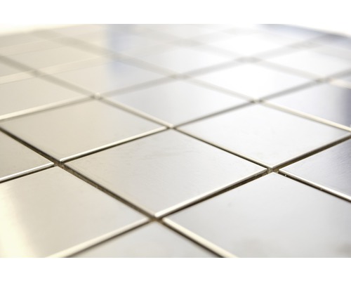 Quadratische Fliesen aus Metall im Fliesenverband