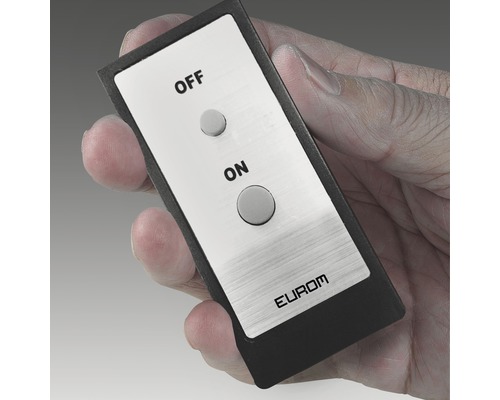 Eine Hand hält eine Fernbedienung mit Ein- und Ausschaltknopf.