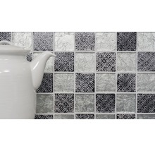 Mosaikfliesen mit Muster und Glasoptik neben einer Teekanne