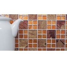 Detailaufnahme eines Mosaiks mit Blattmotiven neben einer Teekanne