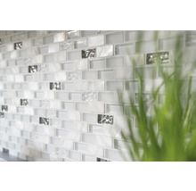 Carreaux muraux en verre et nacre au format mosaïque.