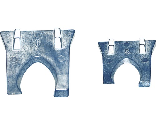 Zwei Metallbügel zur Rohrbefestigung mit den Nummern 5 und 6