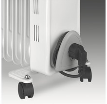 Vue détaillée d''un radiateur avec câble d''alimentation et roulettes