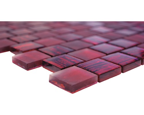 Nahaufnahme von roten Glasmosaikfliesen