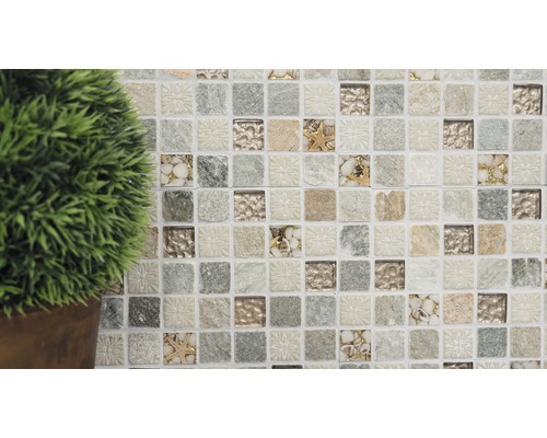 Gros plan de carreaux de mosaïque avec des éléments en pierre et en coquillage