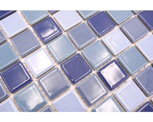 Carreaux de mosaïque carrés dans différentes nuances de bleu
