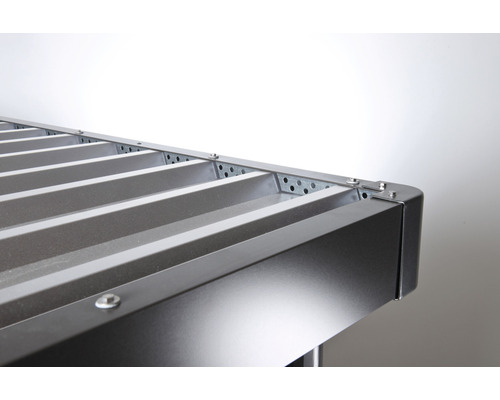Detailansicht eines Metallregals mit gelochten Verstrebungen und Schraubenverbindungen