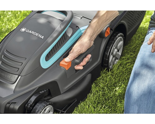 Gardena Rasenmäher beim Starten auf Rasen