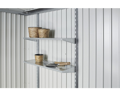 Metallregale mit Pflanzgefäßen und Gartengeräten an einer weißen Wand