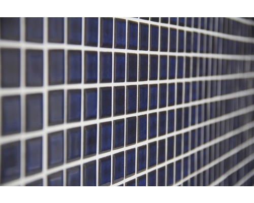 Gros plan de carreaux de mosaïque sur un mur.