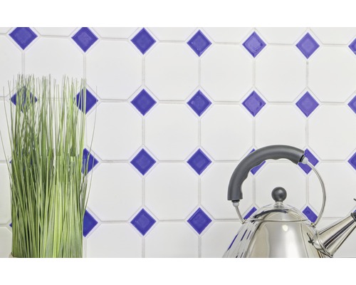 Dekorative Wandfliesen mit blauem Rautenmuster, Edelstahlkessel und Kunstpflanze