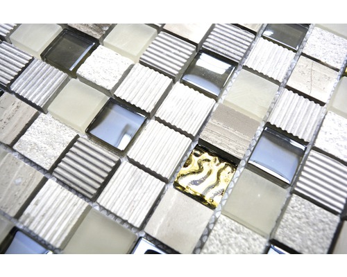 Detailaufnahme einer Mosaikfliese aus Glas und Naturstein