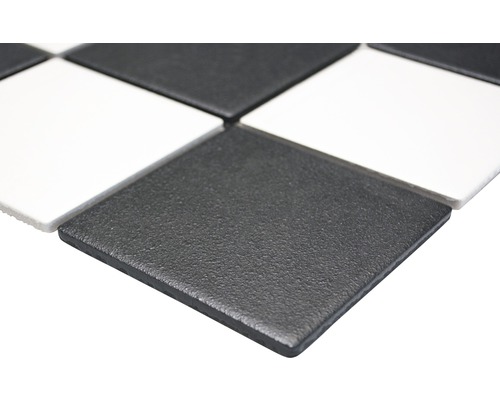 Schachbrettmuster aus weißen und schwarzen Fliesen