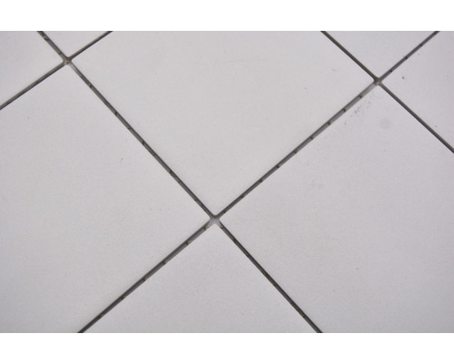 Nahaufnahme von quadratischen Fliesen mit Fugen