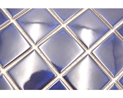 Nahaufnahme von glänzenden, quadratischen Mosaikfliesen