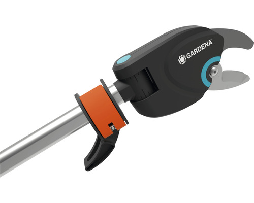 Logo Gardena sur une cisaille à branches avec manche télescopique