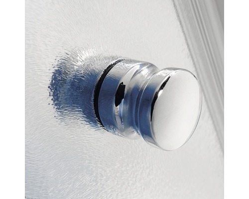 Poignée sur une cabine de douche en verre