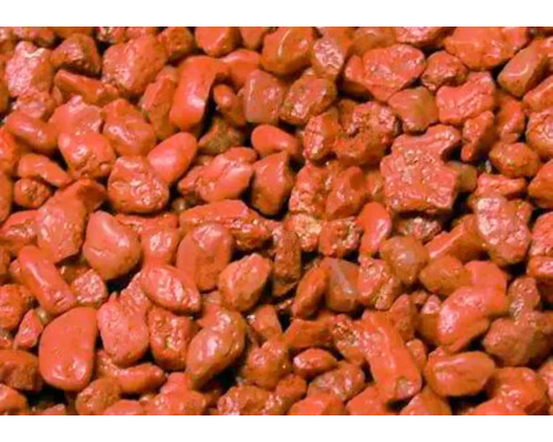 Gros plan de briques concassées utilisées comme matériau de remblayage