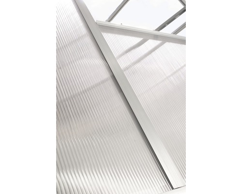Vue détaillée d''une serre avec plaques en polycarbonate et cadre en aluminium