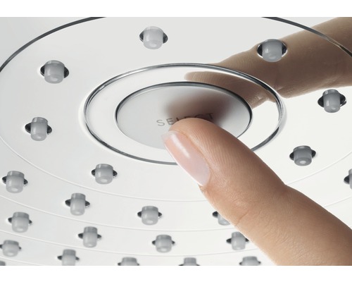 Gros plan d''une pomme de douche avec une personne actionnant le sélecteur