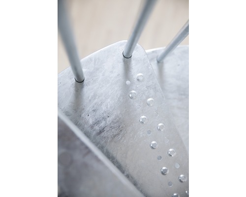 Gros plan d''un escalier métallique avec des barreaux de rampe.