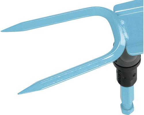 Gros plan d''une houe de jardin à deux dents.