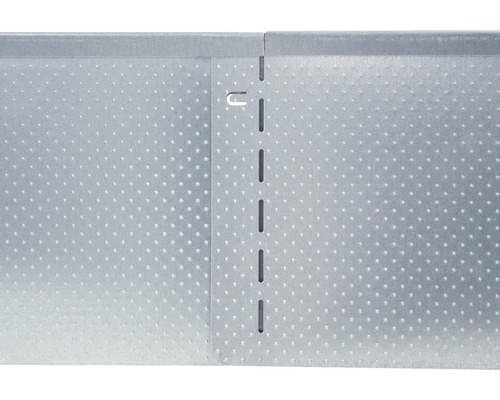 Detailansicht einer perforierten Metallschiene mit Verbindungselement