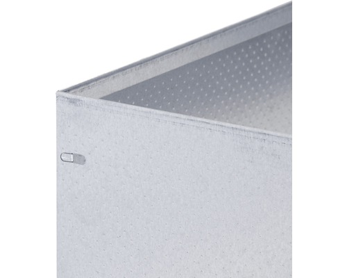 Detailansicht eines Pflanzkastens aus Metall mit kleinen Löchern