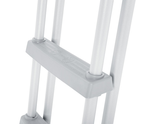 Detailaufnahme einer Poolleiterstufe aus Kunststoff