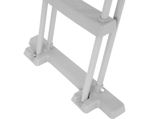 Detailaufnahme einer Poolleiter aus Kunststoff