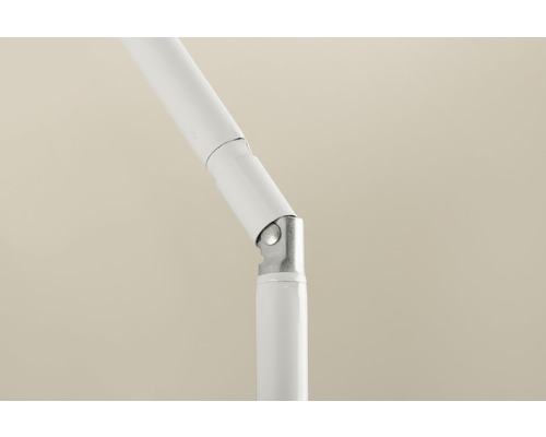 Gros plan sur une armature de parasol blanche avec joint inclinable