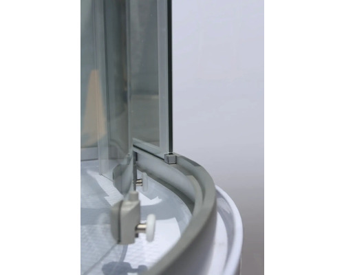 Detailansicht einer Duschkabine mit Glaswänden und Rollenmechanismus