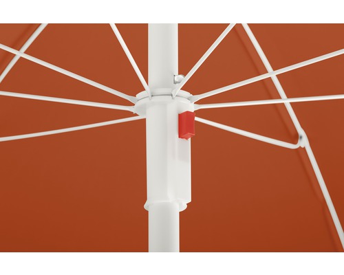 Detailaufnahme eines Sonnenschirms mit weißem Gestell und orangefarbenem Schirmdach.