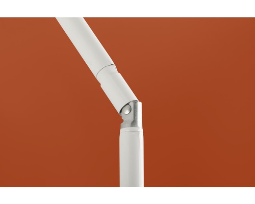 Detailansicht einer weißen Sonnenschirmstange mit Gelenk.