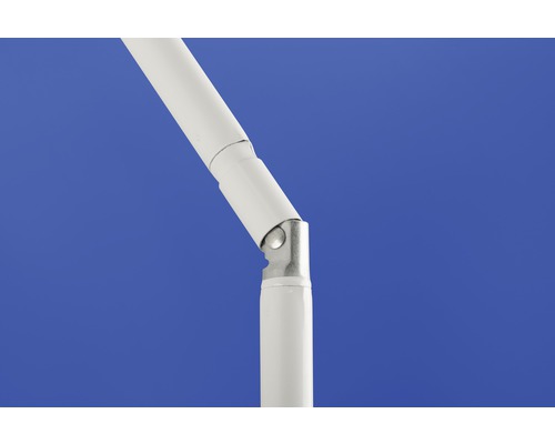 Detailaufnahme eines weißen Sonnenschirmgestells mit Gelenk