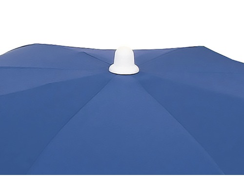 Detailansicht eines blauen Sonnenschirms mit weißer Spitze