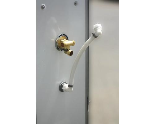 Wasseranschluss und Schlauch in einer Dusche