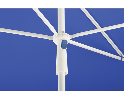 Detailansicht eines Sonnenschirms mit blauem Stoff und weißem Gestell