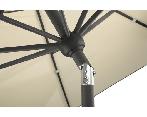 Vue détaillée d''un parasol avec baleines, mât et mécanisme