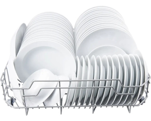 Geschirrspülerkorb gefüllt mit Geschirr