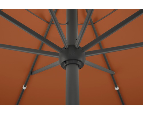 Detailansicht eines Sonnenschirms mit Mast und Streben