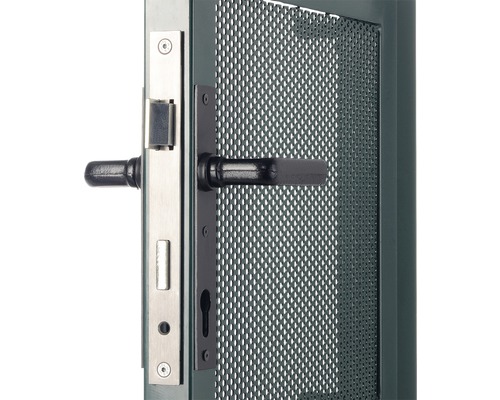 Nahaufnahme einer Tür mit Metallgitter und Türbeschlägen