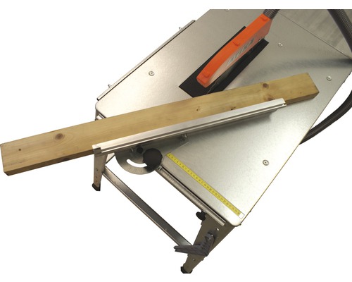 Tischkreissäge mit Holzbrett auf dem Tisch