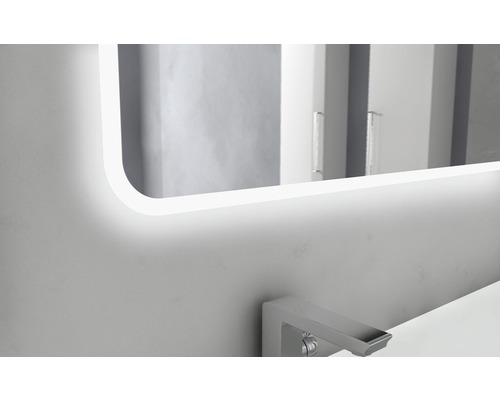 Miroir de salle de bain éclairé au-dessus d''un lavabo