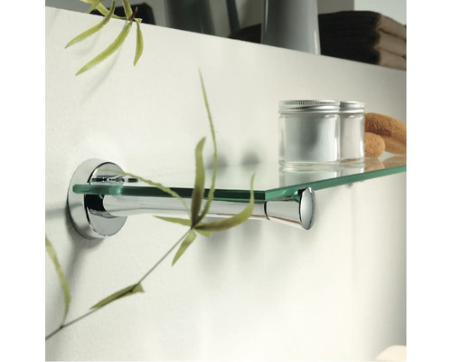 Glasablage mit verchromter Halterung im Badezimmer