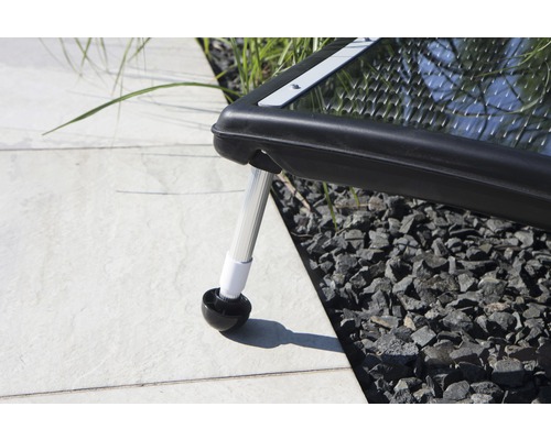 Vue détaillée d''un panneau solaire avec support sur une terrasse en pierre