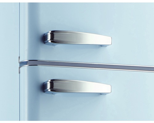 Vue détaillée d''un réfrigérateur avec des poignées