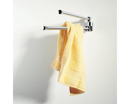 Schwenkbarer Handtuchhalter mit Handtuch