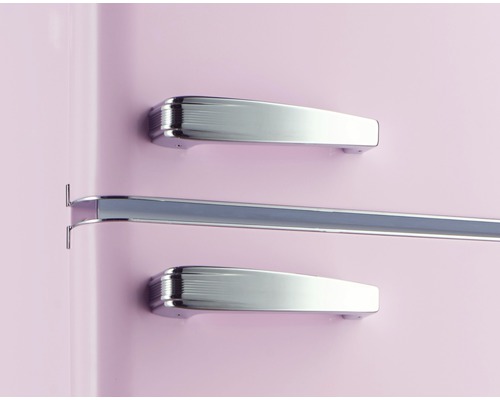 Detailansicht eines Kühlschranks mit verchromten Griffen