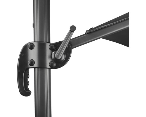 Detailaufnahme des Kurbelmechanismus eines Sonnenschirms